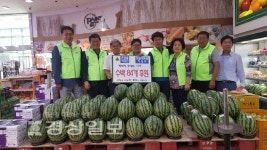 온양읍 이장협의회와 온양읍 만물백화점, 경로당 노인들을 위해 수박 84개 후원