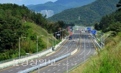 [영상]쭉뻗은 6차선 15분에 주파…체증·물류소통 숨통 기대