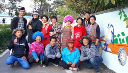 울주군 중부종합사회복지관, 범서읍 척과마을 신척과 새각단길 벽화 그리기 행사 가져