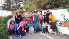 울주군 중부종합사회복지관, 범서읍 척과마을 신척과 새각단길 벽화 그리기 행사 가져