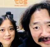 도올 딸 김미루, 김어준과 뉴스공장 출연 인증샷...얼굴만 가득, 셀카바보?