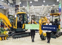 현대건설기계 이색 마케팅 마트에 미니굴삭기 전시·판매