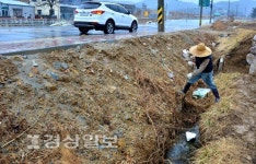 [사진뉴스]도로 확장공사로 농수로 막혀