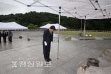 제7대 남구의회 김동학 의장, 울산대공원 현충탑 광장에서 호국영령 참배