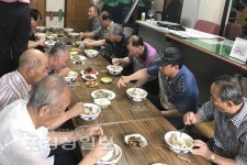울산 동구 화정동 새마을부녀회, 월봉경로당 노인들에게 삼계탕 대접