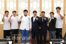 김진규 울산 남구청장, 남구청 레슬링선수단 소속 남경진 선수에게 격려금 전달
