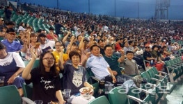 우아의료재단 길메리요양병원·달동길메리재활요양병원 소속 직원 및 가족 150여명, 6일 울산 문수야구장에서 야구관람