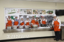 울산 북구의회, 어르신 행복식당 배식 자원봉사 활동