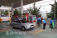 한국석유공사, 알뜰주유소서 주유·안전 캠페인
