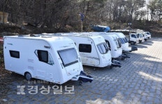 [사진뉴스]공영주차장 점령해 버린 캠핑카