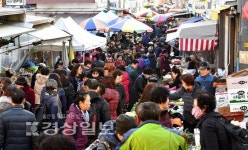 [사진뉴스]설 명절 바로 앞 북적이는 태화장날