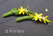 색다른 다화(茶花)의 세계, 정갈한 찻자리 옆 빛고운 꽃이 피었다