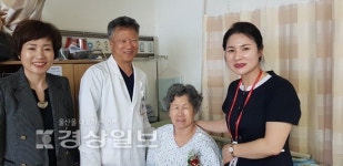 혜명심의료재단 울산병원,  입원 환자에게 카네이션을 달아드리는 행사 가져