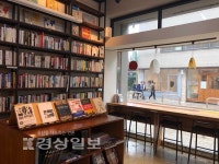 역사분야 책만 모아놓은 '역사책방'…여행관련 도서만 파고드는 '여행마을'