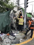 온산지역 교차로서 화물차 전신주 들이받아