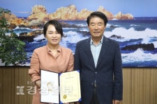 정천석 울산 동구청장, 국공립 우리두리어린이집 위·수탁 계약체결 증서 수여