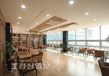 [문화가 꽃피는 동네 서점]아름다운 동해의 낭만과 독서의 즐거움이 있는 도서관