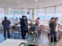 [문화가 꽃피는 동네 서점]아름다운 동해의 낭만과 독서의 즐거움이 있는 도서관