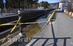 파손된 채 방치 제방도로 난간