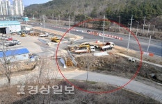 가까운 길 코앞에 두고 돌아가라니