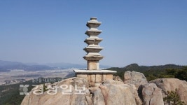 [배혜숙의 한국100탑(18)]경주 남산 늠비봉 오층석탑
