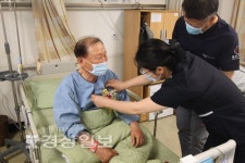 울산병원, 65세 이상 입원환우에게 카네이션 달아드리는 행사 진행