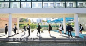 고등학교 3학년 개학 등교, 80일만에 문 연 학교…불안은 여전