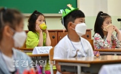 신입생 올해 첫 등교…긴장과 설렘 교차