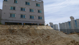 주차장 공사에 언덕 깎여 아슬아슬한 원룸