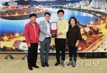 웰컴시티 상가번영회, 박태완 중구청장에 감사패 전달