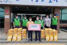 (주)수산인더스트리, 서생면 행정복지센터 방문해 백미 전달