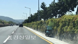 시속 70㎞ 아산로변 아찔한 오토바이 주차