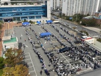 울산 동구 보건소 선별진료소에서 코로나19 검사를 받는 현대중공업 직원들