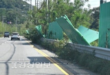 기울어진 공사 가림막 위태