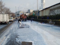 울산 남구 개운삼거리에서 컨테이너 넘어져 라텍스 원료 쏟아져