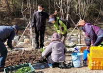 울산 북구향토문화연구회, 호계 홈골어린이 학습체험장과 수변공원 주변 봄 꽃 심기 봉사활동 실시