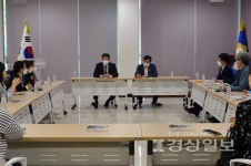 김시욱 울주군의회 의회운영위원장과 윤덕권 울산시의회 의원, 고운중학교 학부모 및 관계자와 간담회 가져
