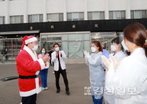 선별진료소 방문한산타 송시장