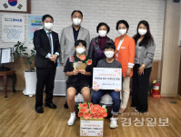 옥현초등학교 어린이들,  카네이션과 손편지 문수실버복지관에 전달