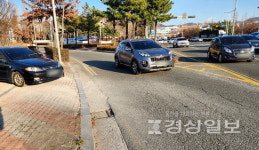 교차로와 접한 주차장 출입구…사고 우려