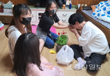 꿈마을지역아동센터, 어버이날 맞아 지역 독거어르신에게 새싹인삼바구니와 갈비탕 전달