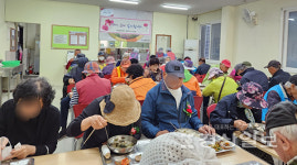 사회복지법인 함께하는사람들 목련의집, 어버이날 맞아 경로식당 이용자 125명에게 카네이션과 건강식 전달행사 진행