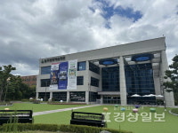 잔디밭에 앉아 즐기는 아름다운 선율
