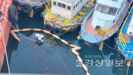 장생포문화창고 앞 계류장 폐선 수년째 방치