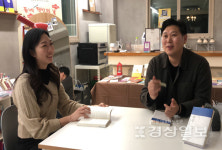 울산 옥동에 위치한 센 강변의 작은 책방, 강건모 작가의 무탈한 하루 북토크 진행