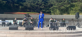 울산광역시노인복지관 실버밴드, 울산대공원 SK광장에서  작은 음악회를 개최