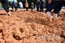 너도나도 맨발로 황토밟기