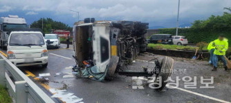 아산로에 5t 트럭 전도…2시간여 극심한 정체