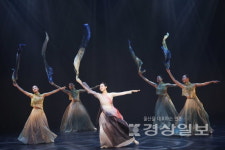 [리뷰]김영미 무용단 한국 서사무용극 오늘, 씻김하다...춤사위에 대사·연기 더해 한편의 연극 본 듯