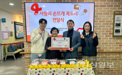 울산광역시노인복지관 백현례 어르신, 지역사회 내 취약계층 19명에게 손뜨개 목도리 지원